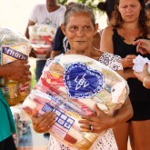 Palmas, TO — A entrega das cestas de alimentos é o coroamento de todas as atividades desenvolvidas pela Legião da Boa Vontade desde o início do ano. Além do apoio diário oferecido nos projetos e programas socioeducacionais desenvolvidos pela Instituição, as famílias são contempladas pela campanha Natal Permanente da LBV — Jesus, o Pão Nosso de cada dia!.
