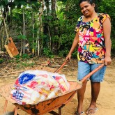 Rio do Prado, MG — A sua doação chegou às regiões que mais precisam, como o Vale do Jequitinhonha e seja de bicicleta, apoiada na cabeça ou no carrinho de mão, diversas famílias carregaram para casa a cesta de alimentos da LBV que é a certeza da boa refeição para seus entes queridos.

