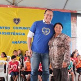 Anápolis, GO — Ao lado do representante do diretor-presidente da LBV, José de Paiva Netto, o legionário Alziro Paolotti de Paiva, a senhora Neli Aparecida Mineiro dos Santos, avó atendida pela LBV, declarou ao público sua gratidão pelo apoio que encontrou na LBV.