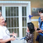 Anápolis, GO — O descerrar da fita entrega as novas instalações do Centro Comunitário de Assistência Social da LBV para as crianças e famílias atendidos pela instituição na cidade anapolina.