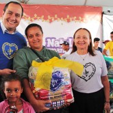Anápolis, GO — Família recebe da LBV a garantia de um Natal mais digno e feliz com a cesta de alimentos.
