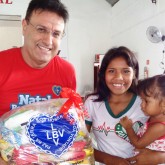 São Vicente, SP — Famílias indígenas também foram amparadas pela LBV e recebem das mãos de Sérgio Antenor Morello, representante da Entidade, a cesta de alimentos.
