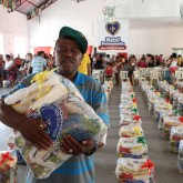 São Vicente, SP — A campanha Natal Permanente da LBV — Jesus, o Pão Nosso de cada dia! é o coroamento do importante trabalho solidário da LBV que, há mais de seis décadas, é apoiado pelo povo. A satisfação em levar a cesta de alimentos é a certeza de um fim de ano mais digno é facilmente constatada no semblante dos atendidos pela LBV.
