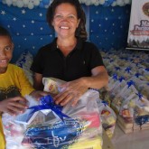 São José do Rio Preto, SP — A dona Maria Selma, avó de Robert, de 9 anos, também fez questão de agradecer a Entidade pelo presente recebido. “Gosto muito da LBV. Sou grata por tudo, pelo carinho das colaboradoras, pela educação que as crianças recebem, pelo tratamento, pela boa alimentação e pela imensa cesta de alimentos. Obrigada, José de Paiva Netto, que isso permaneça por muitos anos. Feliz Natal a todos, que 2019 seja ainda melhor”, disse.
