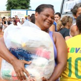 Aparecida de Goiânia, GO — A satisfação em levar a cesta de alimentos e a certeza de um fim de ano mais digno é facilmente constatada no semblante desta família atendida da LBV.