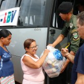 Aparecida de Goiânia, GO — Centenas de famílias dos bairros Continental, Vale do Sol e Terra do Sol receberam a cesta de alimentos arrecadada por meio da campanha Natal Permanente da LBV – Jesus, o Pão Nosso de cada dia!.