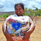 Irauçuba, CE — A importância de receber a cesta de alimentos é expressa no sorriso de cada pessoa beneficiada pela campanha.
