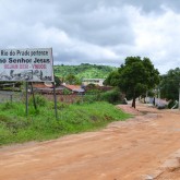 Rio do Prado, MG — Não importa quais sejam as dificuldades, a LBV não mede esforços para atender a quem precisa. E mais uma vez a campanha Natal Permanente da LBV — Jesus, o Pão Nosso de cada dia! passou pelo Vale do Jequitinhonha, levando cestas de alimentos para as famílias que sofrem com a seca e a pobreza.
