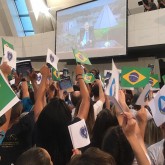 Paiva Netto comanda, com entusiasmo, a sessão solene dos 29 anos do Templo da Boa Vontade. Em Brasília, DF, peregrinos acompanham atentamente as palavras do construtor e fundador do monumento mais visitado da capital federal, segundo dados oficiais da Secretaria de Turismo do DF.
