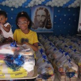 São José do Rio Preto, SP — A pequena Thayany, de 11 anos, e sua mãe, dona Neide Diana de Jesus, revelam no olhar a gratidão e felicidade em receber a cesta de alimentos entregue pela Legião da Boa Vontade.
