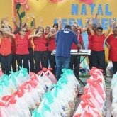 Salvador, BA — Atendidas pelo programa Vida Plena na capital baiana cantam, animadas, na cerimônia de entrega das cestas.
