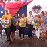 Piracicaba, SP — O diretor da Glóvis/Hyundai, Mr. Lee ( ao centro) participou da entrega das cestas de alimentos não-perecíveis, entregues pela LBV a famílias de baixa renda.
