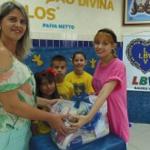 Bauru, SP — A dona Suzana Marina Franco levou para casa a cesta de alimentos da Campanha de Natal da LBV. Ao receber o presente, afirmou: 