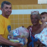 Bauru, SP — A LBV contou com o apoio valoroso de voluntários para a entrega das cestas de alimentos para as famílias em situação de risco social. Na foto, a alegria daqueles que estão levando para casa o presente que você, colaborador, fez acontecer.
