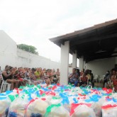 Araguai, MG — Cada cesta tem arroz, feijão, óleo, açúcar, leite em pó, macarrão, farinha de mandioca e de trigo, fubá, goiabada, gelatina, massa para bolo, extrato de tomate e sal. Itens essenciais e básicos para ajudar no sustento da família.
