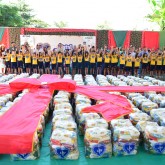 Goiânia, GO — Por meio da campanha Natal Permanente da LBV — Jesus, o Pão nosso de cada dia!, centenas de famílias em situação de risco social foram beneficiadas com cestas de alimentos. Os atendidos saíam felizes e com as esperanças renovadas.