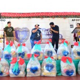 Goiânia, GO — Presente no evento, a dupla sertaneja Junior e Thyago abrilhantou a cerimônia de entrega das cestas. A iniciativa solidária da LBV beneficiou, em todo o Brasil, mais de 50 mil famílias em situação de vulnerabilidade social.
