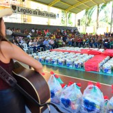 Goiânia, GO — A cantora sertaneja Fabiana Gomes também marcou presença na cerimônia de entrega das cestas de alimentos da Campanha de Natal da LBV. “Desde pequena, sempre participo das ações e fico muito feliz em ver tantas famílias beneficiadas”, afirmou. =)