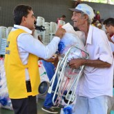 Goiânia, GO — Voluntário da LBV entrega a cesta de alimentos arrecadada por meio da Campanha Natal Permanente da LBV – Jesus, o Pão Nosso de cada dia!.
