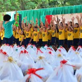 Goiânia, GO — Para abrilhantar a cerimônia de entrega dos alimentos, o Coral Ecumênico Infantojuvenil Boa Vontade, composto por meninos e meninas atendidos pela Legião da Boa Vontade, entoaram lindas canções natalinas que encantaram a todos.
