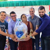 Goiânia, GO — Da esquerda para a direita, o responsavél pela LBV em Goiânia, Paulo Murilo, o diretor comercial da TV Serra Dourada e Rede Serra Dourada de Rádio, Marcelo Martins, os Executivos de contas da TV, Jeferson Rocha Camargo e Pablo Oliveira, entregam juntos a cesta de alimentos da LBV a uma das famílias atendidas pela Instituição.
