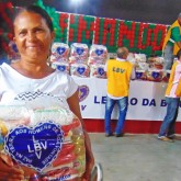 Joaíma, MG — Na região do Vale do Jequitinhonha, uma das maiores dificuldades, além da seca, é a falta de emprego. Muitas senhoras prestam serviços domésticos afim de adquirir algum recurso financeiro que lhes proporcione o alimento. Como diversas famílias compartilhavam entre sorrisos e lágrimas de felicidade a cesta de alimentos. 