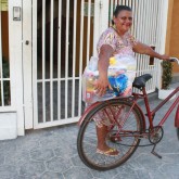 Araçatuba, SP — A sra. Silvana Aparecida Cândida, atendida pela Instituição, recebeu a cesta de alimentos da campanha de Natal Permanente da LBV. Na oportunidade, ela fez questão de agradecer o presente recebido: 