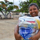 Rubim, MG — A sra. Simone Soares da Costa foi beneficiada pela ação solidária da LBV e a gratidão em receber a cesta de alimentos era visível em seu olhar e sorriso.
