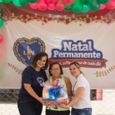 Campo Grande, MS — As famílias atendidas pela LBV e também por organizações parceiras da LBV recebem este amparo no fim do ano. Na foto, pedagoga da Instituição Lidiane Souza e representante do Fort Atacadista Marcela Silva entregam cesta a atendida pela LBV (centro).
