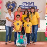 Campo Grande, MS — O objetivo da ação da LBV é oferecer um Natal sem fome, digno e mais feliz a milhares de famílias em situação de vulnerabilidade social.No registro, família beneficiada é ladeada por Girlene Silva, representando o Fort Atacadista, e por Danieli Almeida, assistente social da LBV.

