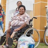 Campo Grande, MS — Com sorriso no rosto, atendida recebe da LBV a garantia de um natal digno e mais feliz.
