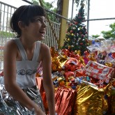 Belo Horizonte, MG — Um dos momentos mais aguardados pelas crianças, além do recebimento da cesta de alimentos, foi a entrega dos presentes de Natal. As cartinhas dos atendidos foram apadrinhadas por amigos da Boa Vontade. Olhem só esse sorrisão! =D
