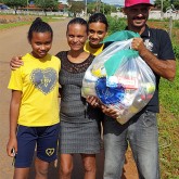 Inhumas, GO — Família atendida pela LBV leva para casa a certeza de um Natal mais digno, feliz e sem fome com a cesta de alimentos.
