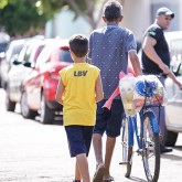 Inhumas, GO — Família atendida pela LBV leva para casa a certeza de um Natal mais digno, feliz e sem fome com a cesta de alimentos.
