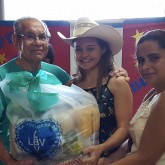 Inhumas, GO — Cantora Fabiana Gomes, conhecida como Princesinha do Berrante, participou da entrega de alimentos da Campanha Natal Permanente da LBV – Jesus, o Pão Nosso de cada dia!.
