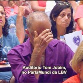 Público se emociona acompanhando as palavras do Irmão Paiva. Peregrinos no auditório Tom Jobim