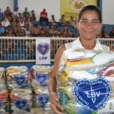 Almenara, MG — Ao entregar as cestas de alimentos — possíveis graças à sua ajuda —, a LBV garante um Natal mais feliz e farto a milhares de famílias em todo o Brasil.
