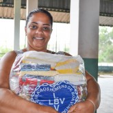 Jordânia, MG — A sra. Valéria de Souza veio de Belo Horizonte para receber a cesta de alimentos da LBV. Na oportunidade, ela agradeceu o presente entregue pela Entidade: 