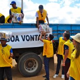 Irauçuba, CE —  Numa corrente de solidariedade, dezenas de voluntários da LBV se mobilizaram para entregar as 500 cestas de alimentos às famílias em situação de vulnerabilidade social na cidade.
