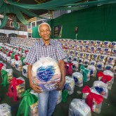 São Paulo, SP - Ao receberem suas cestas de alimentos, as famílias têm a certeza de que terão um digno fim de ano.
