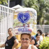 São Paulo, SP - Cada cesta tem arroz, feijão, óleo, açúcar, leite em pó, macarrão, farinha de mandioca e de trigo, fubá, goiabada, gelatina, massa para bolo, extrato de tomate e sal. Itens essenciais e básicos para ajudar no sustento da família.

