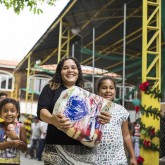 São Paulo, SP - Cada cesta tem arroz, feijão, óleo, açúcar, leite em pó, macarrão, farinha de mandioca e de trigo, fubá, goiabada, gelatina, massa para bolo, extrato de tomate e sal. Itens essenciais e básicos para ajudar no sustento da família.
