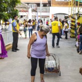 São Paulo, SP - Famílias em situação de vulnerabilidade social, que já são atendidas pela Legião da Boa Vontade ao longo do ano, levam para seus lares a certeza de mesa farta no fim de ano: cestas de alimentos da campanha de Natal da LBV.

 
