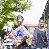 São Paulo, SP - Famílias que vivem em situação de vulnerabilidade social recebem cestas de alimentos da campanha Natal Permanente da LBV — Jesus, o Pão Nosso de cada dia!.
