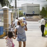 São Paulo, SP - Família leva para a casa a certeza de um Natal mais feliz. A iniciativa é a conclusão do atendimento realizado ao longo do ano pela LBV.
