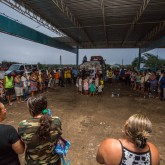 Juazeiro, BA — Num momento fraterno de agradecimento antes da entrega das cestas, todos os presentes deram as mãos para proferir a Oração Ecumênica do Pai Nosso.
