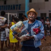 Juazeiro, BA — As cestas de alimentos entregues foram carinhosamente montadas para garantir que cada família. Ao receberem suas cestas, as famílias têm a certeza que terão fim de ano farto.