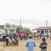 Sobradinho, BA — Antes da entrega das cestas, as famílias e voluntários da LBV se uniram em um momento ecumênico e realizaram a prece do Pai-Nosso, agradecendo este momento de alegria e felicidade.