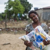 Sobradinho, BA — O semblante feliz dessa senhora mostra o resultado da Solidariedade. A cesta de alimentos proporciona a certeza de um Natal mais digno e feliz.