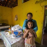 Uauá, BA — O sorriso dessa família é a forma mais singela de agradecimento. Para muitos que estavam sem comer há alguns dias, esta cesta de alimentos é a promessa de dias mais fartos.